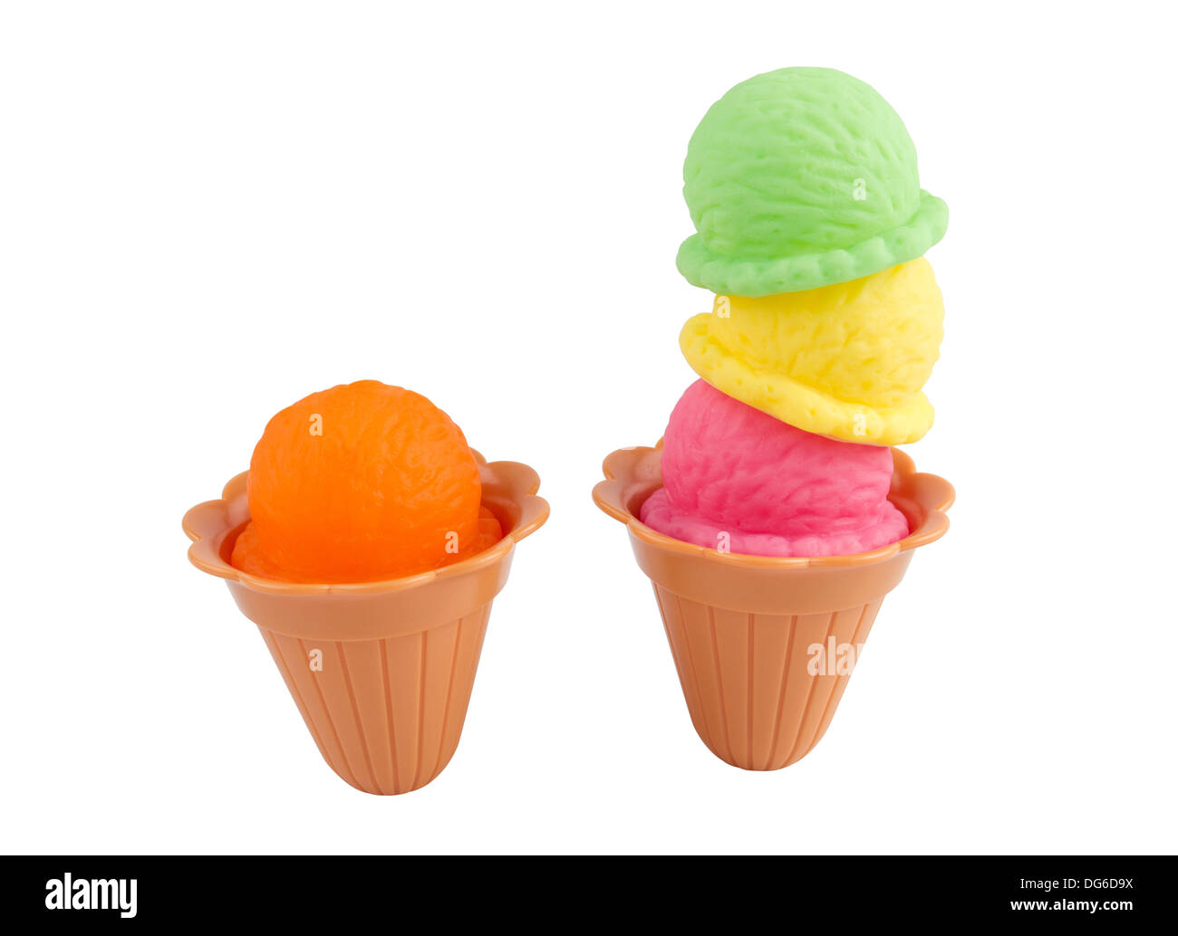 Ice cream cones toy colorés isolé sur fond blanc Banque D'Images
