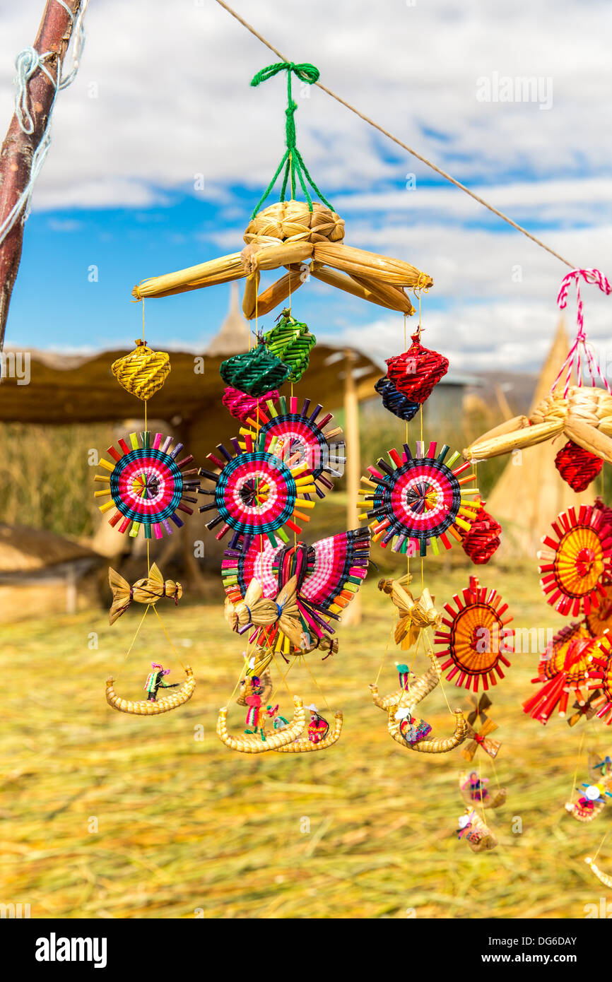 Souvenir de reed sur les îles flottantes du lac Titicaca, le Pérou, Amérique du Sud. Banque D'Images