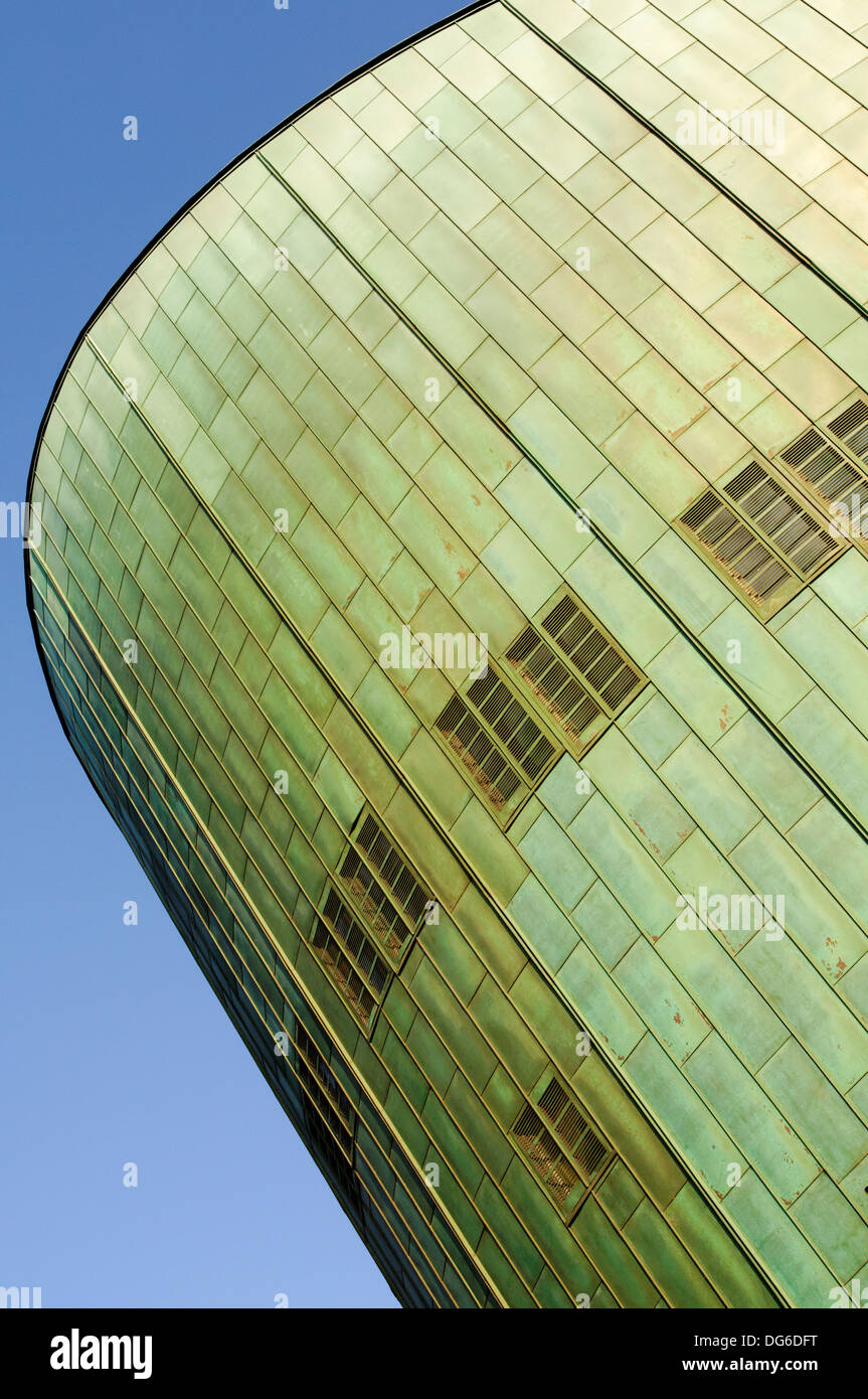 Panneaux architecturaux sous forme d'un arc de la Science Center NEMO,situé à l'Oosterdok dans Amsterdam-Centrum.Amsterdam, Pays-Bas Banque D'Images