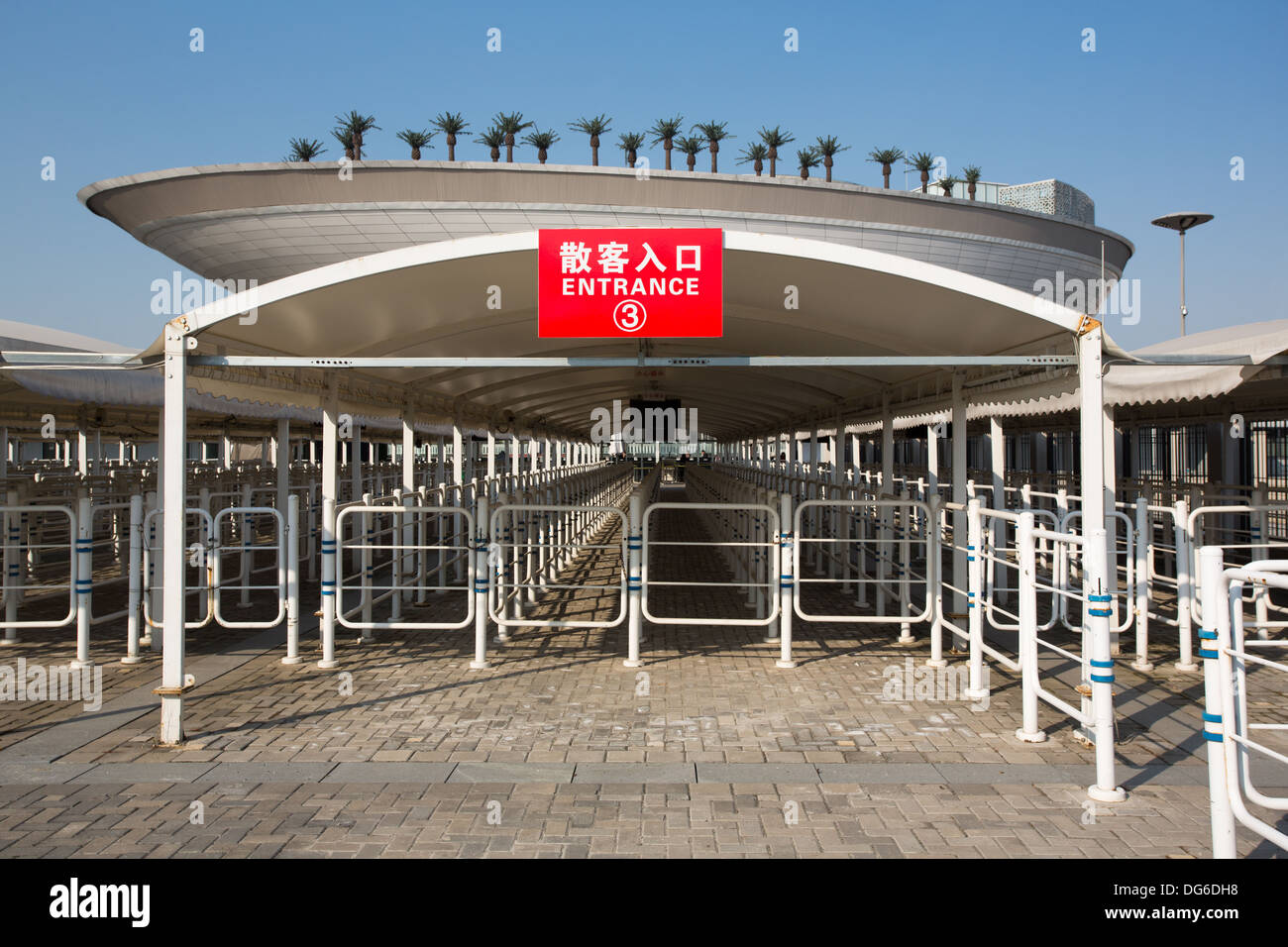 Panneau rouge à l'entrée vide du pavillon de l'Arabie Saoudite l'Expo 2010 de Shanghai. Le rythme est assez surréaliste. Banque D'Images