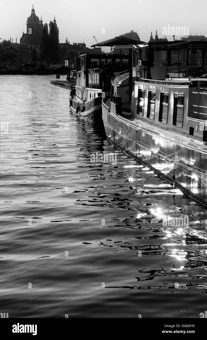 Maisons bateaux sur les eaux d'Amsterdam d'argent, pris Oosterdokseiland à à Saint Nicholas Church,Amsterdam, Pays-Bas. Banque D'Images