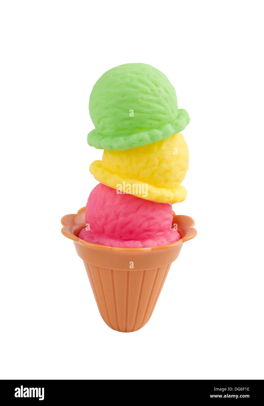 Cornet de crème glacée coloré toy isolé sur fond blanc Banque D'Images