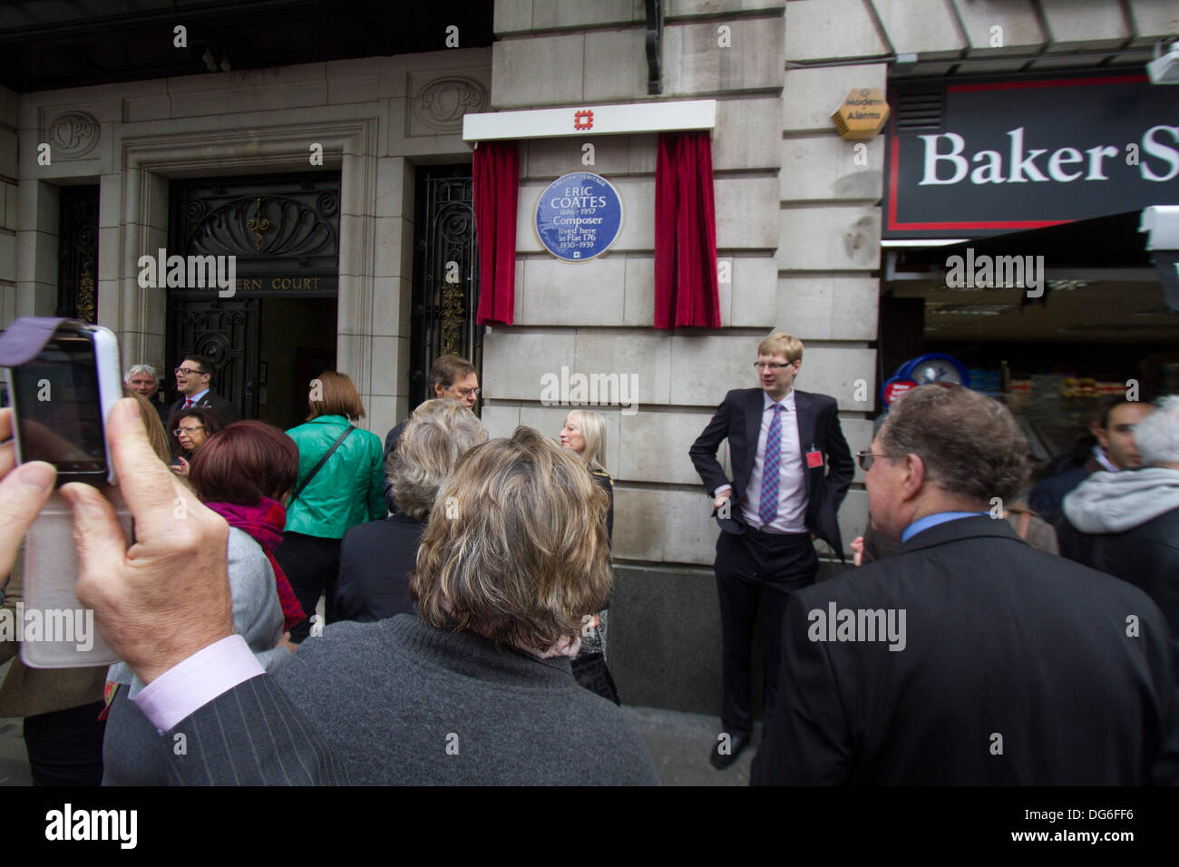 Londres, Royaume-Uni. 15 octobre 2013. English Heritage dévoile une plaque commémorative lors d'une cérémonie à Baker Street pour compositeur anglais Eric Coates b.1886,d.1957 qui était connu pour sa contribution à la Dam Busters mars musique de film en 1954. Credit : amer ghazzal/Alamy Live News Banque D'Images