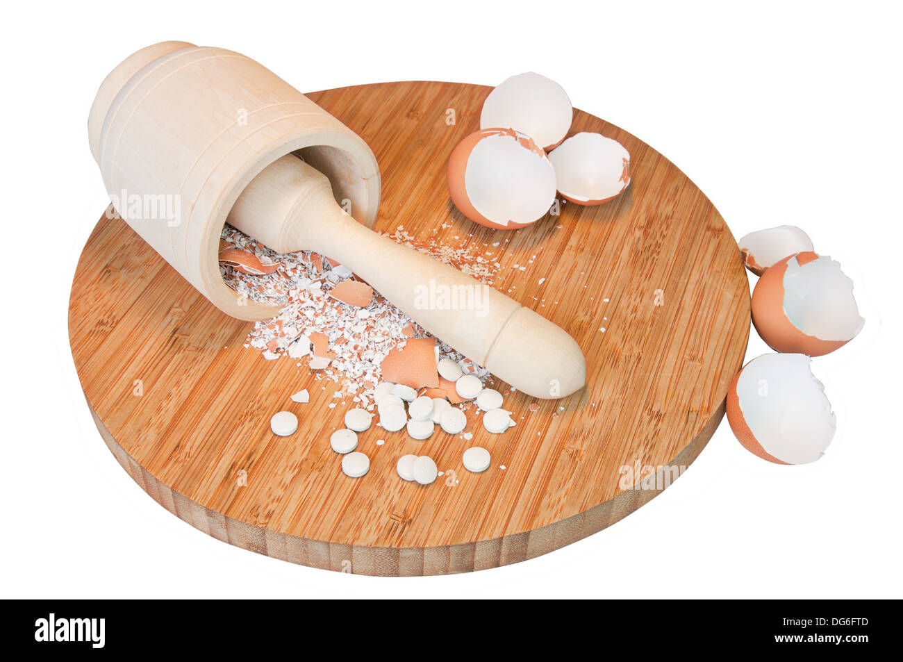 Prendre des pilules de calcium de coquille d'œufs gerçures isolé sur fond blanc Banque D'Images