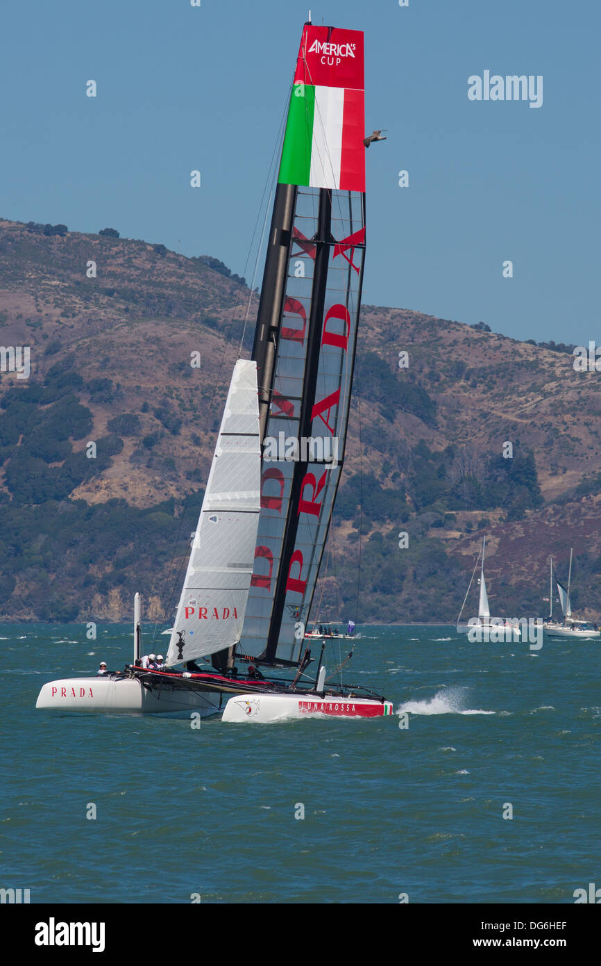 SAN FRANCISCO, CA - le 26 août : équipe italienne dans la baie de San Francisco pendant la finale de l'America's Cup 2012. Banque D'Images