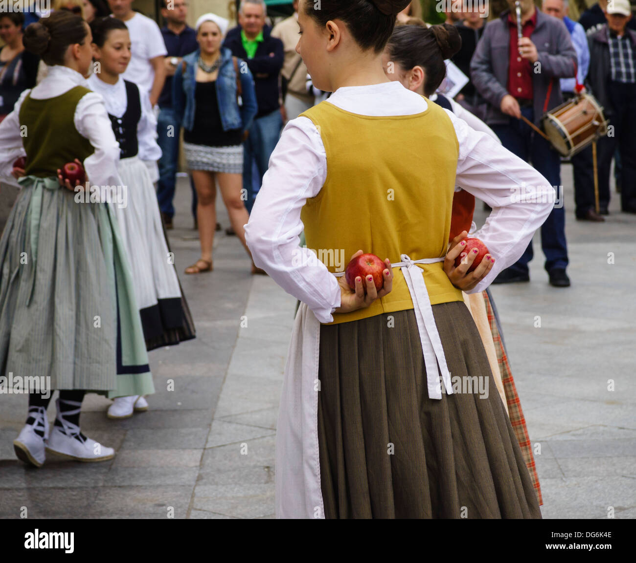 Les filles ne récolte des pommes à cidre basque danse folklorique à San Sebastian/Donostia, Espagne. Banque D'Images