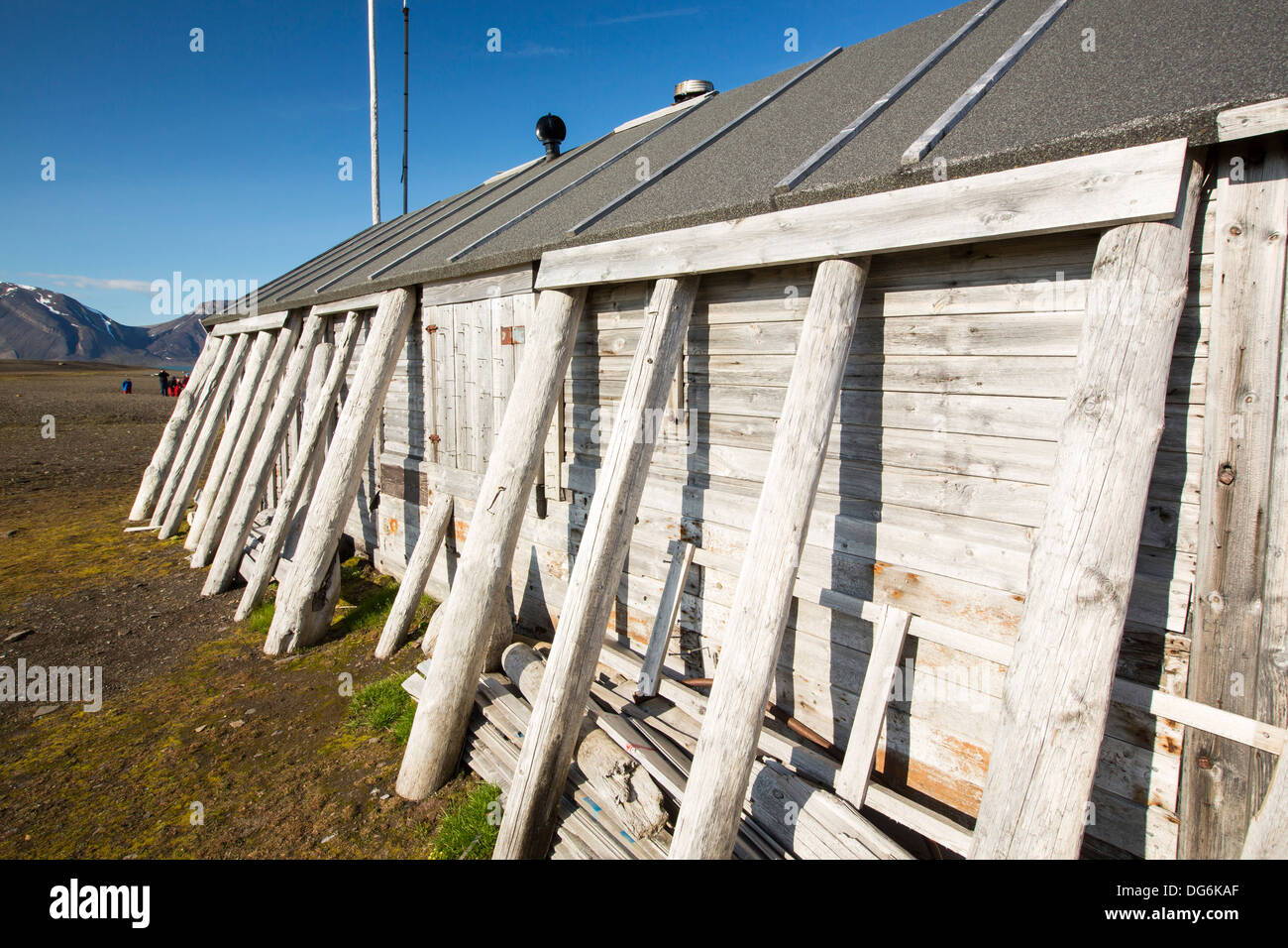 Une ancienne cabane de Bourbonhamna 77° 33'N 15° 00'e Van Mijenfjorden ; Spitzberg Svalbard. Banque D'Images