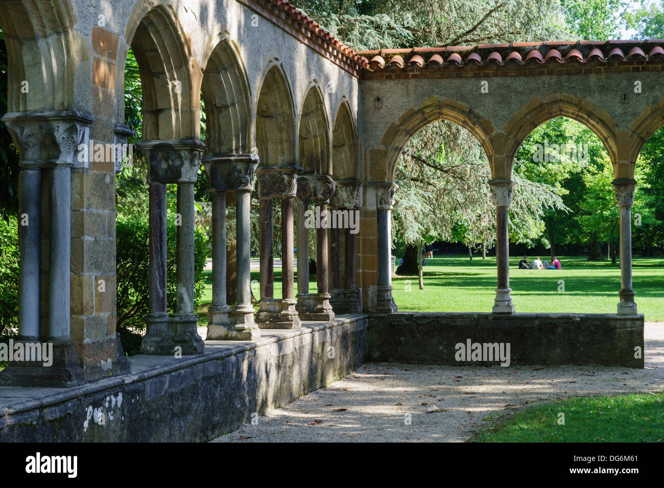 France, Midi-Pyrénées - Tarbes. Le Jardin Massey, parc public. Cloître. Banque D'Images