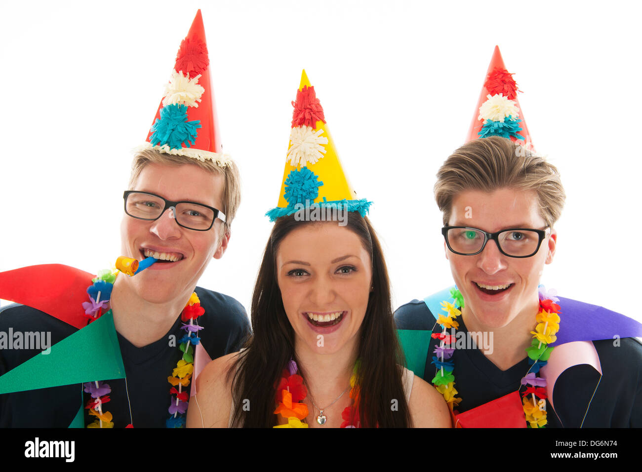 Chez les hommes adultes ayant des jumeaux identiques anniversaire avec girl in studio Banque D'Images