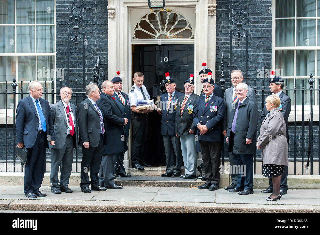 Londres, Royaume-Uni. 15 octobre 2013. Enregistrer le 2e Bataillon du Régiment royal de fusiliers (2RRT) campagne organisée par l'Association des marches de fusiliers arrêter la coupe, rappeler au gouvernement ses obligations et de remettre une pétition au 10 Downing Street. Whitehall, Londres, Royaume-Uni, le 15 octobre 2013. Crédit : Guy Bell/Alamy Live News Banque D'Images