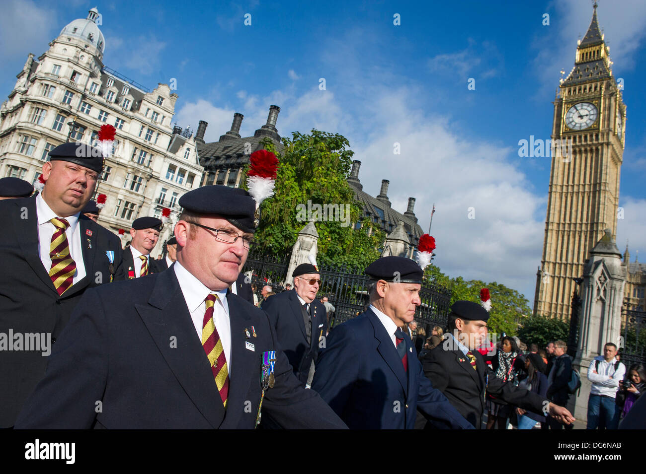 Londres, Royaume-Uni. 15 octobre 2013. Enregistrer le 2e Bataillon du Régiment royal de fusiliers (2RRT) campagne organisée par l'Association des marches de fusiliers arrêter la coupe, rappeler au gouvernement ses obligations et de remettre une pétition au 10 Downing Street. Ils ont ensuite mars au Parlement. Whitehall, Londres, Royaume-Uni, le 15 octobre 2013. Crédit : Guy Bell/Alamy Live News Banque D'Images