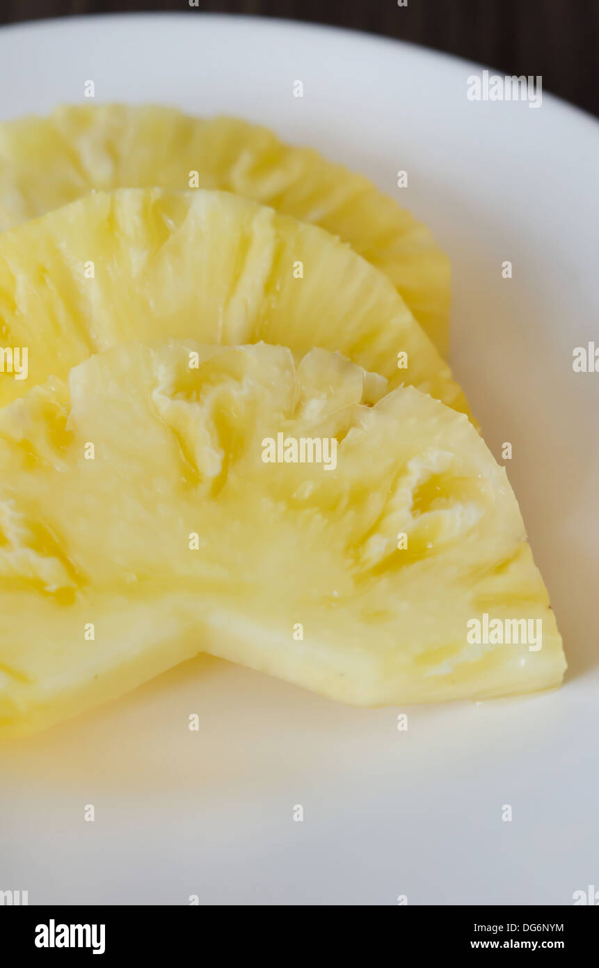 Fruits pour manger sainement , l'ananas sur un plat blanc Banque D'Images