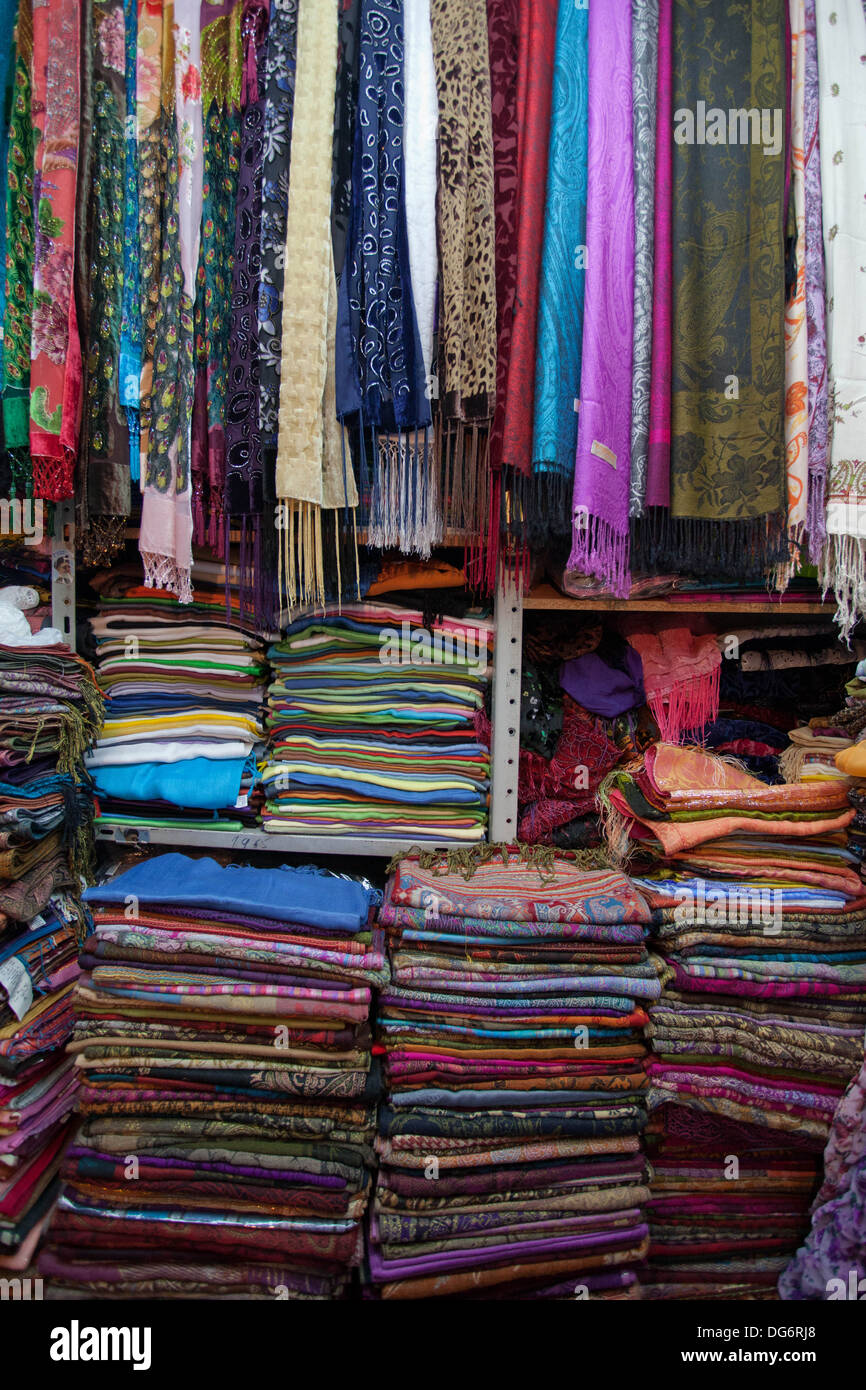 Foulards sur le marché de l'ancienne Jérusalem Photo Stock - Alamy