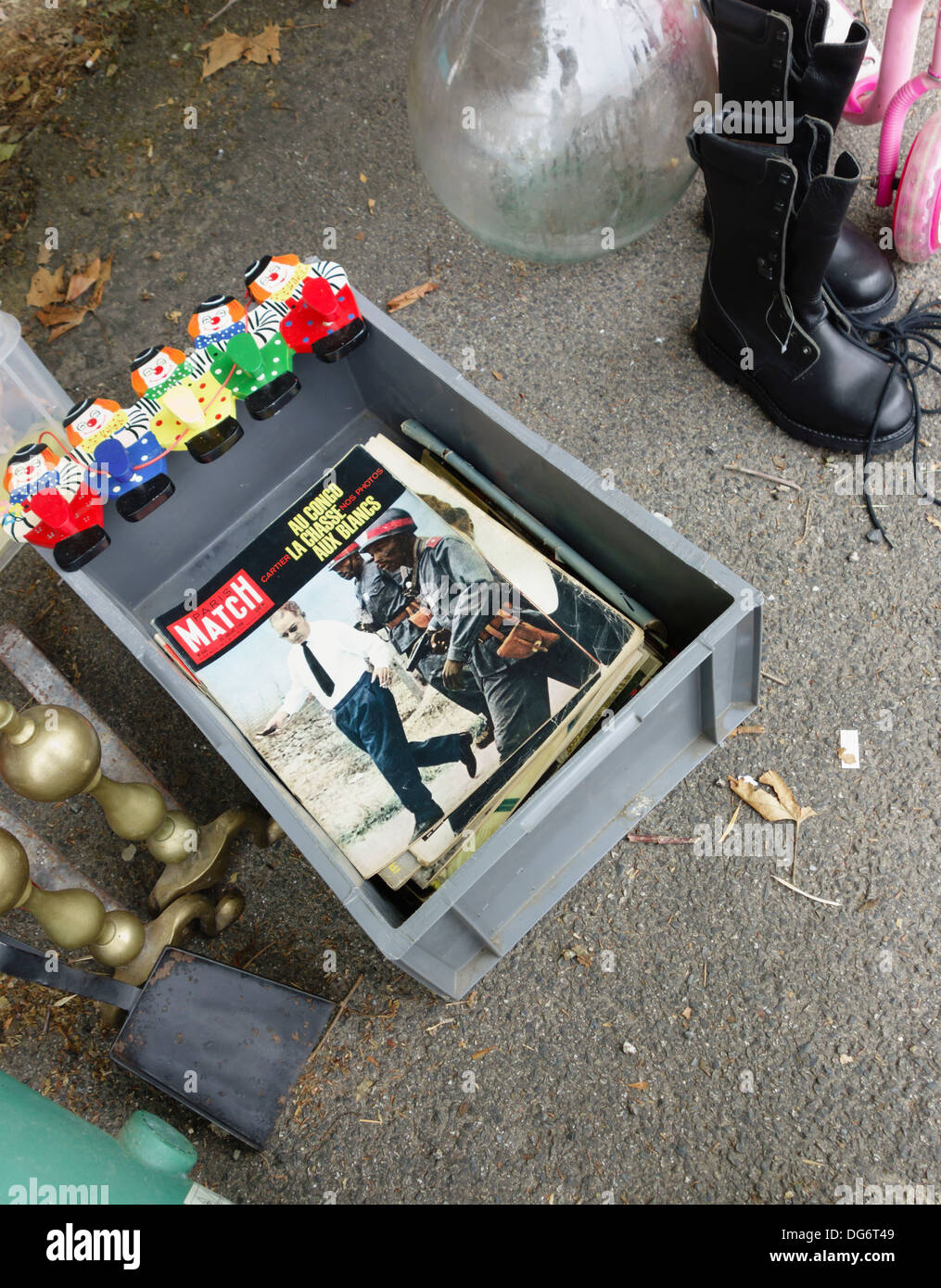 France, Midi-Pyrénées - Peyrehorade, un vide-grenier ou le grenier, grange, garage, cour type vente - deuxième part effacer. Banque D'Images