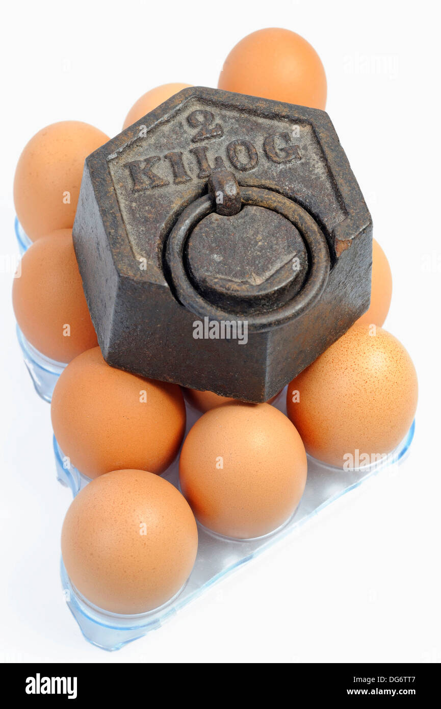 Deux kilos de poids sur les œufs, fond blanc Photo Stock - Alamy