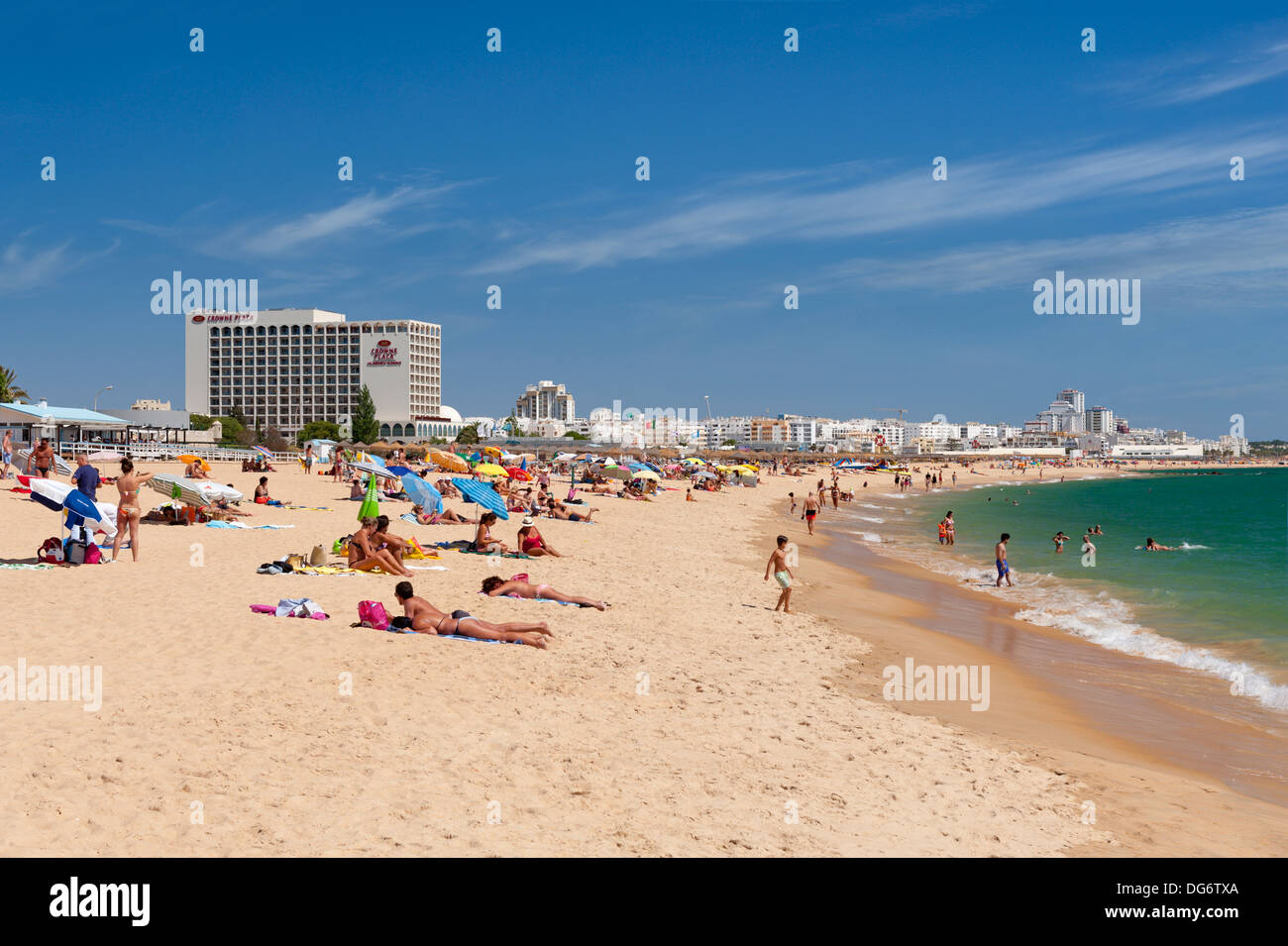 Le Portugal, l'Algarve, la plage de Vilamoura et Crowne Plaza Hotel Banque D'Images