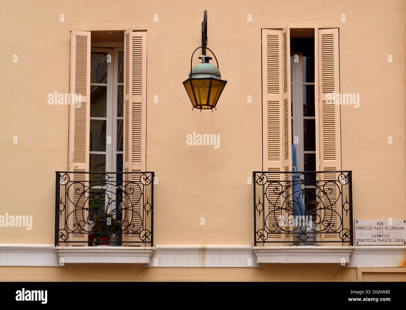 Deux fenêtres avec volets et d'un balcon avec une lampe de rue à Monaco Banque D'Images