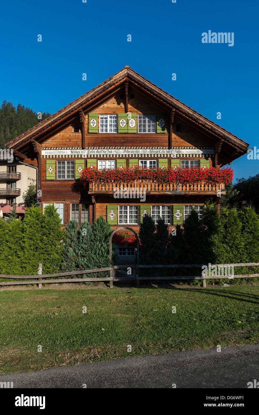 Volets traditionnels en bois maison Alpine. Klosters Platz, canton des Grisons, Suisse Banque D'Images