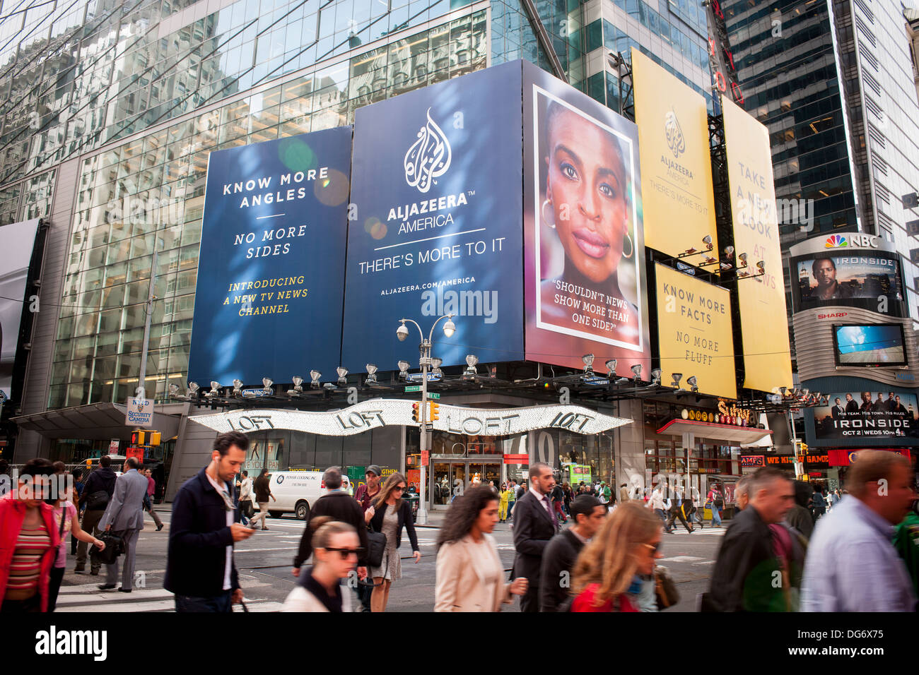 Une collection de panneaux publicitaires à Times Square à New York affiche publicitaire pour le canal de câble Al Jazeera America Banque D'Images