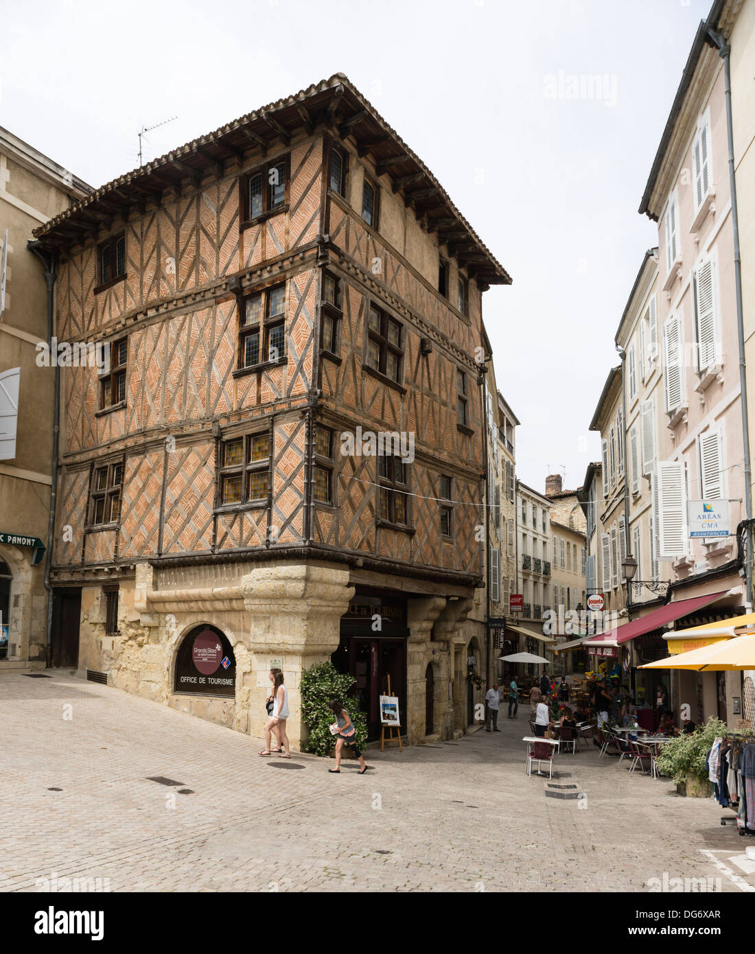 France, Midi-Pyrénées - ville d'Auch. Vieux bâtiment en briques et colombages. Office de tourisme. Banque D'Images