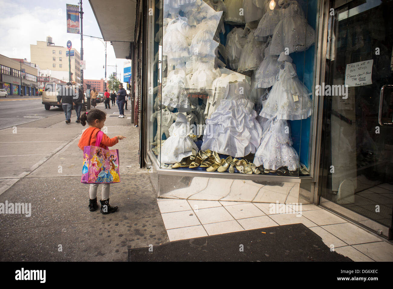 Vente Magasin robes de communion dans le moyeu dans le quartier de Melrose du Bronx à New York
