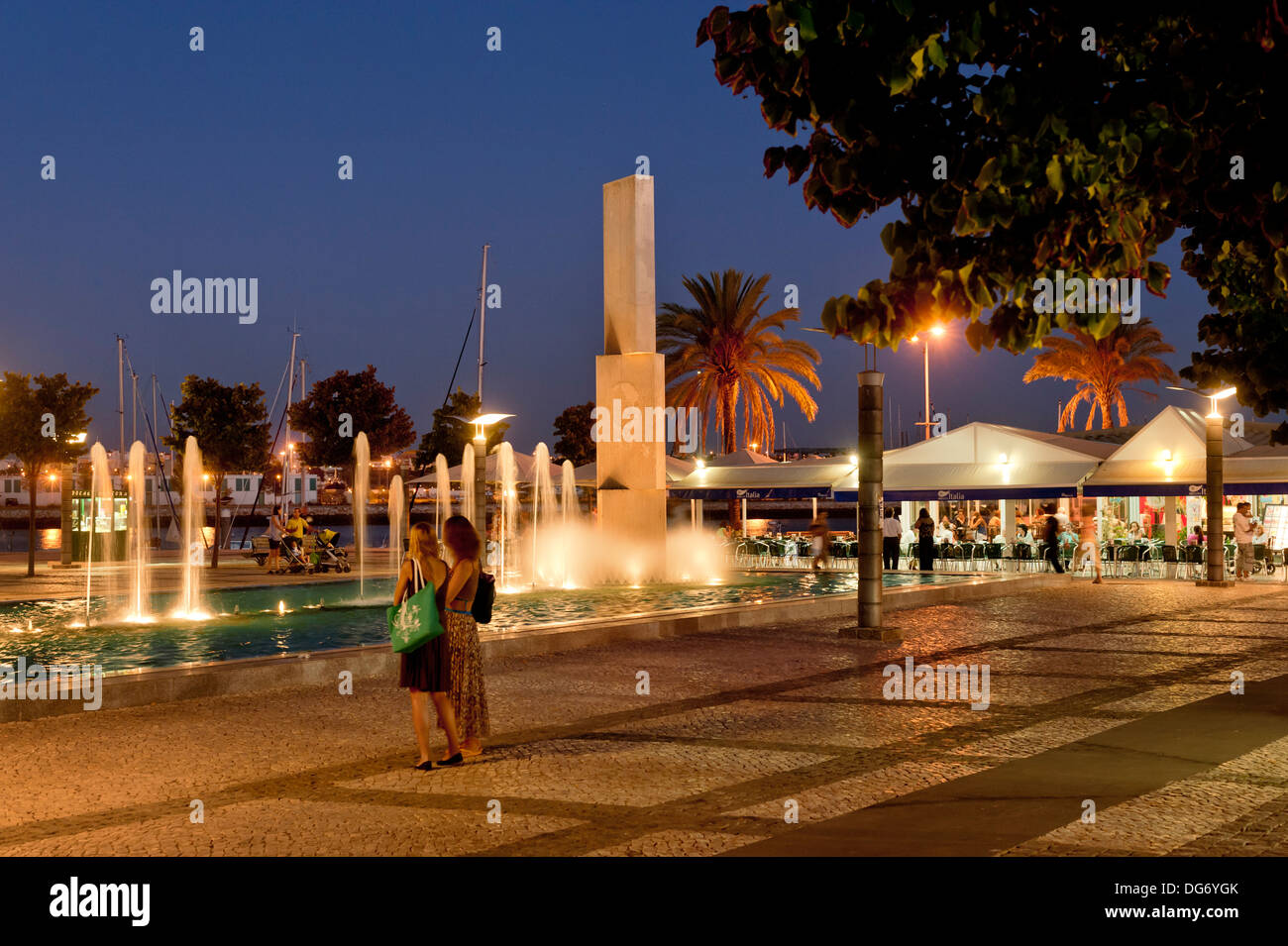 Le Portugal, l'Algarve, Portimao, fontaines de la place principale, la Praca da Republica de nuit Banque D'Images