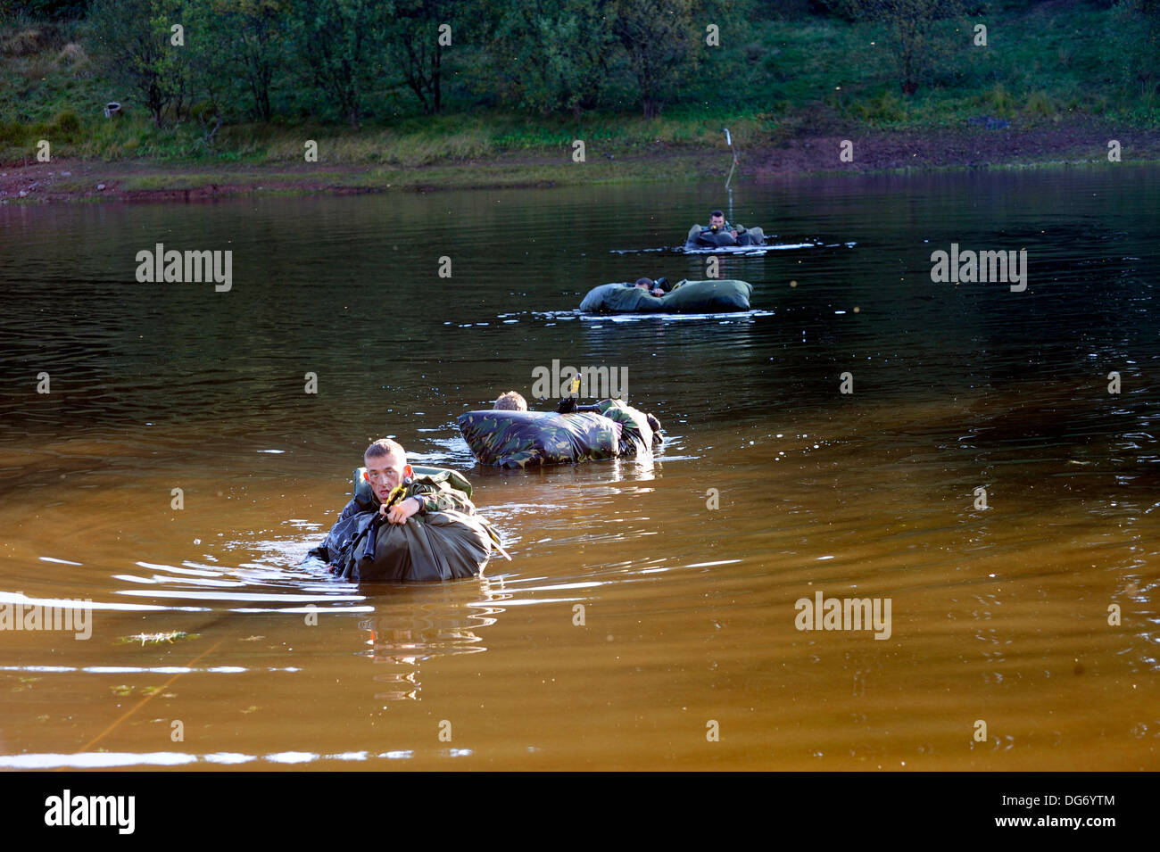 Brecon, Powys, Wales, UK. 15 octobre 2013. Des soldats du monde entier ont défilé dans la montagne noir gallois pour l'un des tests les plus difficiles de l'armée. Exercice Cambrian Patrol est géré par 160 (Pays de Galles) brigade et s'étendra sur 10 jours. Cette année comprend 17 équipes internationales de la Nouvelle-Zélande, de l'Estonie, l'Inde, les USA, entre autres. L'événement annuel est à la fois physiquement et mentalement exigeant et est un joyau dans le calendrier de formation de l'armée britannique. Crédit : andrew chittock/Alamy Live News Banque D'Images