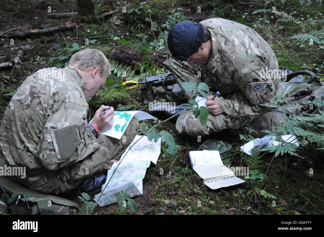 Brecon, Powys, Wales, UK. 15 octobre 2013. Des soldats du monde entier ont défilé dans la montagne noir gallois pour l'un des tests les plus difficiles de l'armée. Exercice Cambrian Patrol est géré par 160 (Pays de Galles) brigade et s'étendra sur 10 jours. Cette année comprend 17 équipes internationales de la Nouvelle-Zélande, de l'Estonie, l'Inde, les USA, entre autres. L'événement annuel est à la fois physiquement et mentalement exigeant et est un joyau dans le calendrier de formation de l'armée britannique. Crédit : andrew chittock/Alamy Live News Banque D'Images