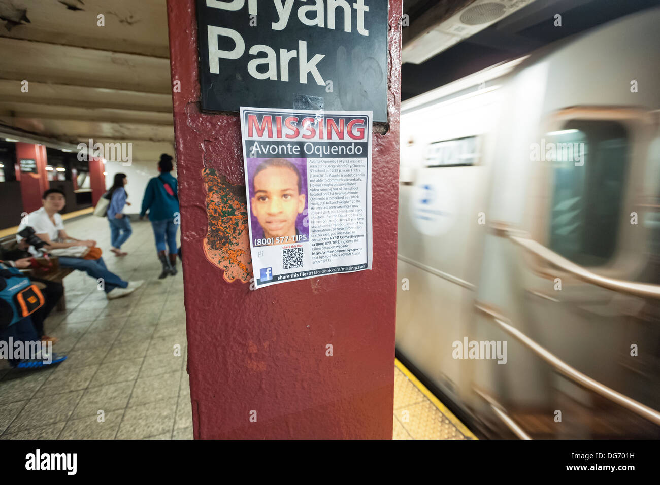 Une affiche des rapports sur l'un Avonte manquant dans l'Oquendo Bryant Park station de métro à New York Banque D'Images