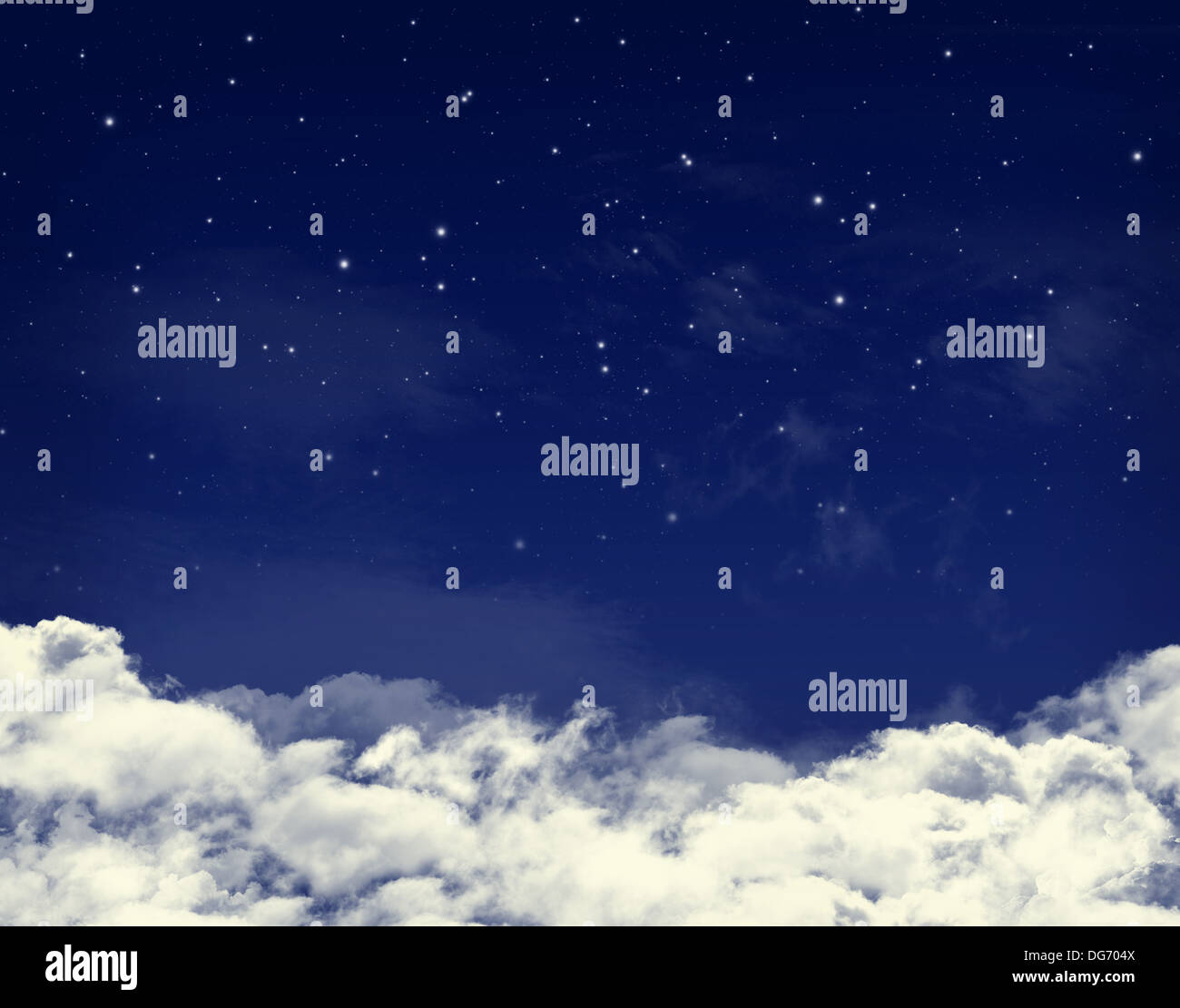 Les nuages et l'étoile dans un fond de ciel bleu nuit Banque D'Images