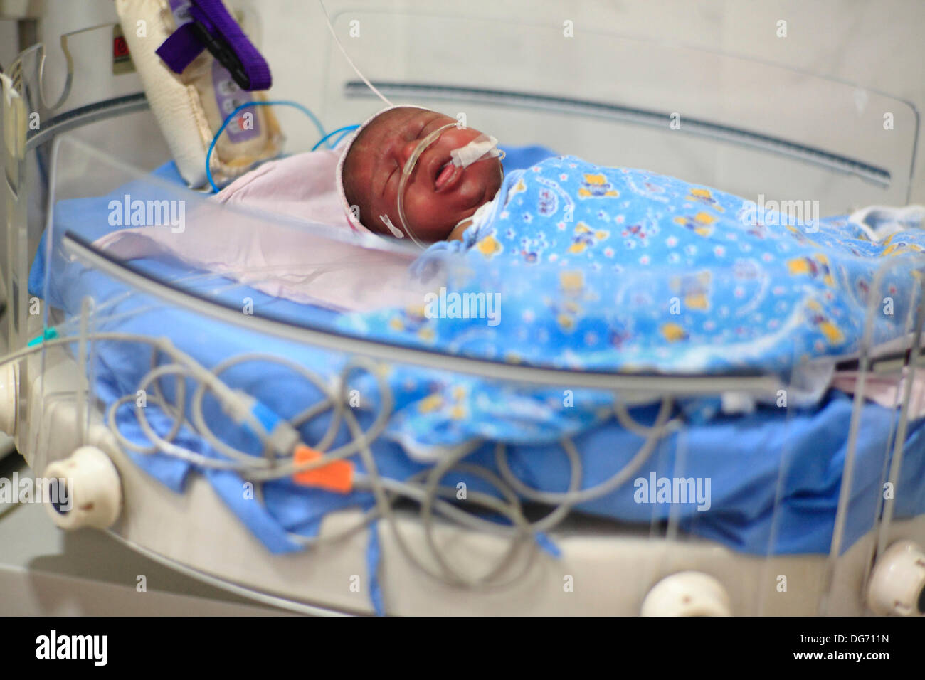 Anand Gujarat Inde 21e Aout 13 Bebe Noir Nouvellement Ne Grace A La Maternite De Substitution A L Usi Neonatale Ward A La Clinique De Maternite De Substitution A Anand Les Couples De
