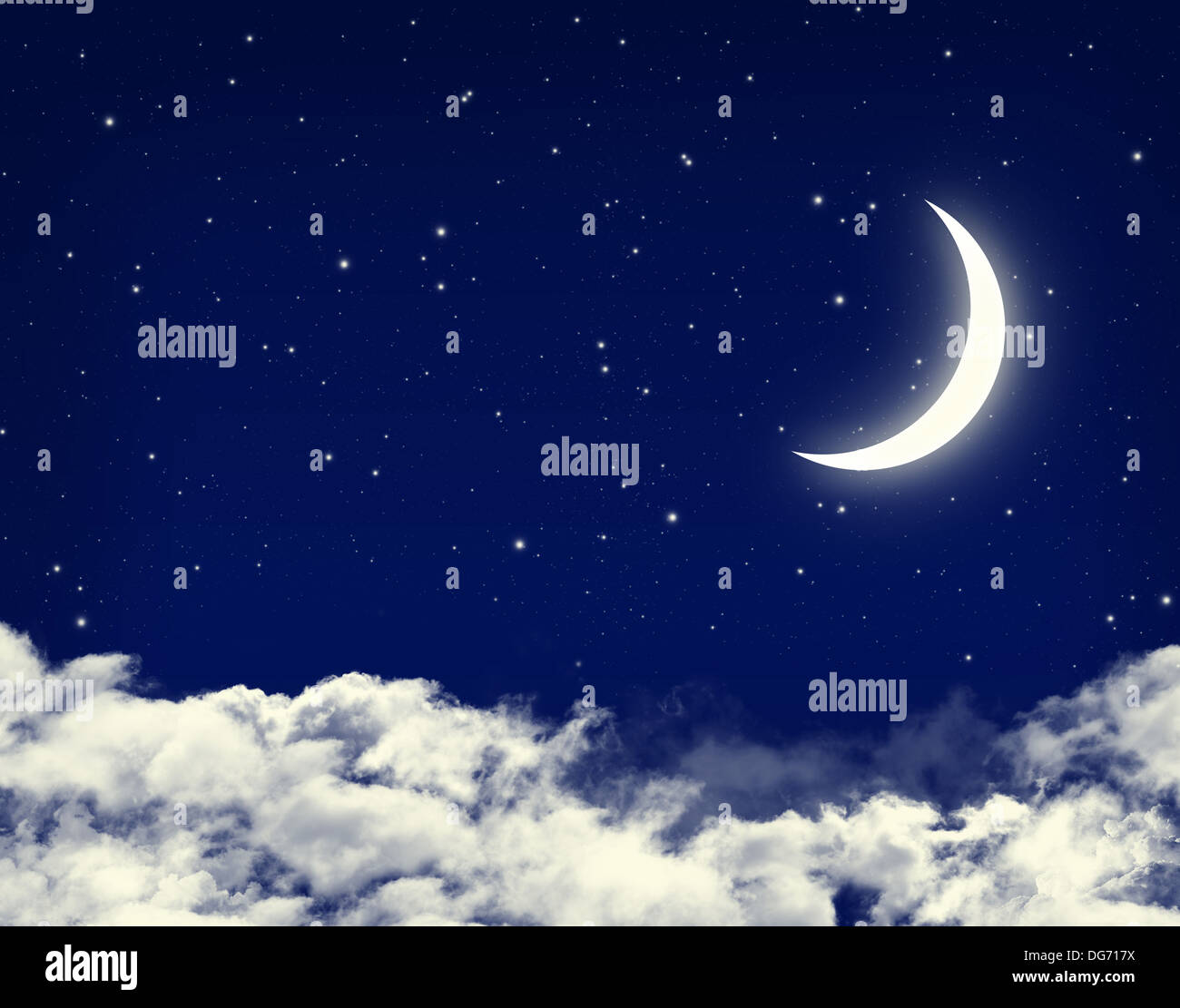 La Lune et les étoiles dans un fond de ciel bleu nuit nuageux Banque D'Images