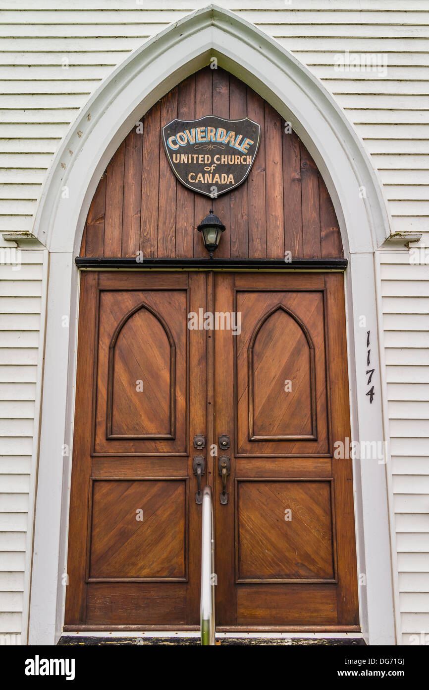 La porte avant de l'Église Unie de Coverdale, Riverview, Nouveau-Brunswick, un exemple de l'architecture de style gothique Charpentier. Banque D'Images