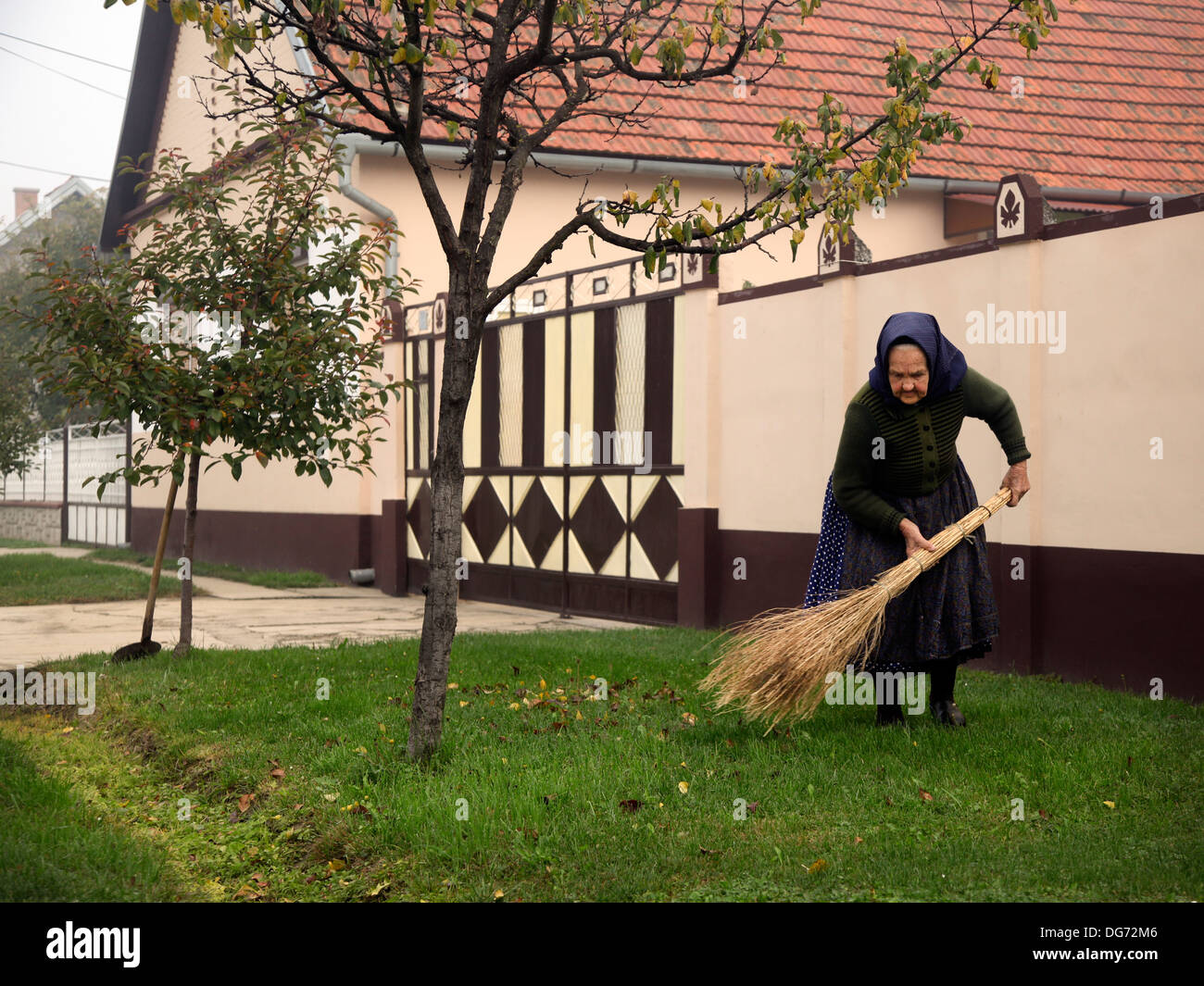 Femme slovaque travaillant devant sa maison Banque D'Images