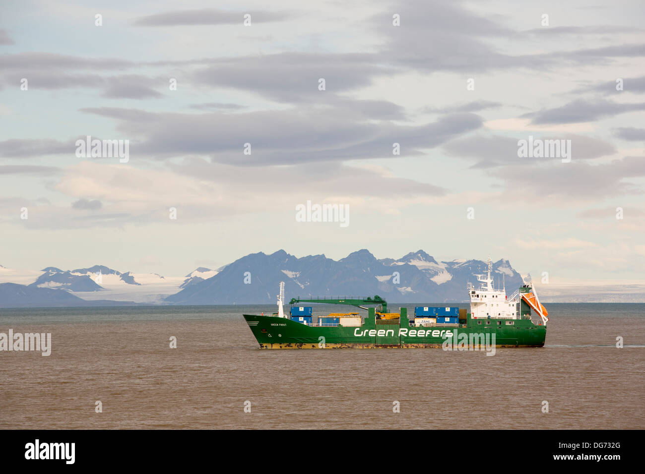 Un navire de ravitaillement au large de Longyearbyen, Spitsbergen, Svalbard. Banque D'Images
