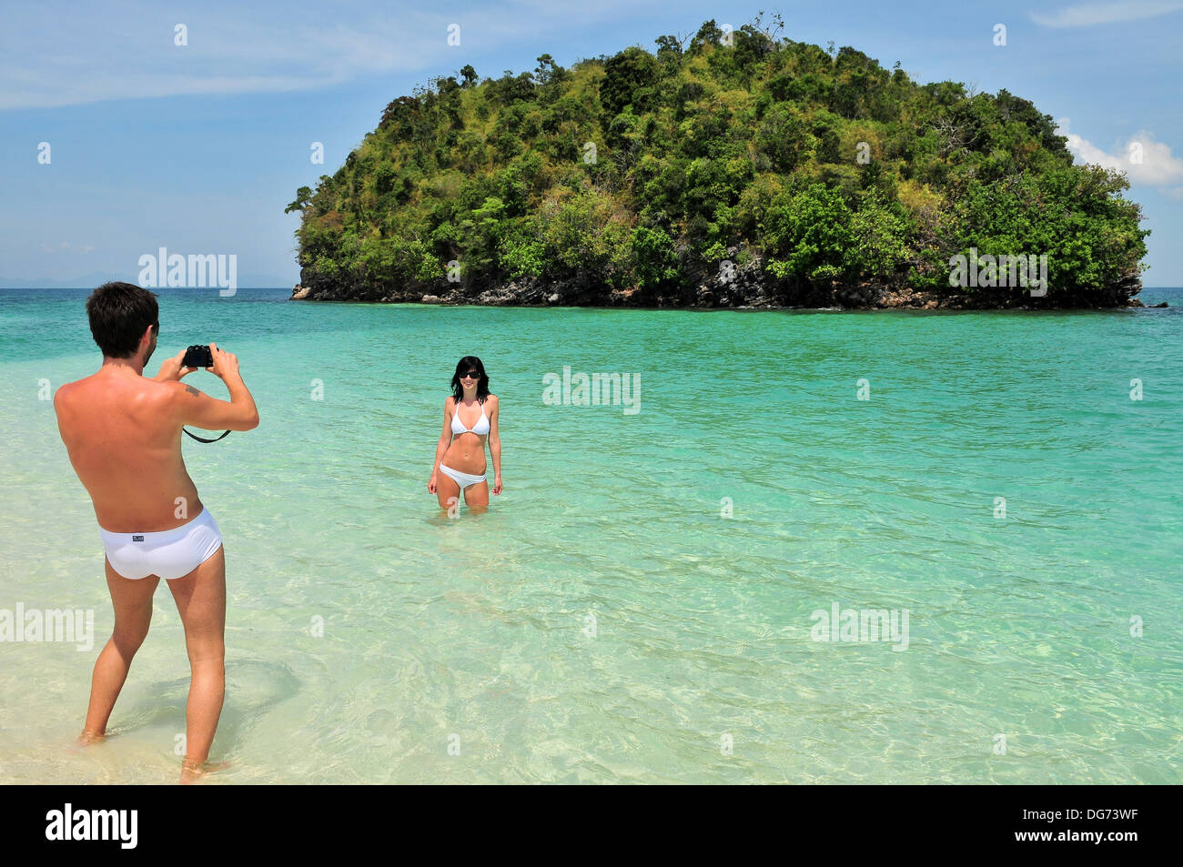 Îles et plages de la Thaïlande - Blonde couple posant pour des photos de la mer d'Andaman Banque D'Images