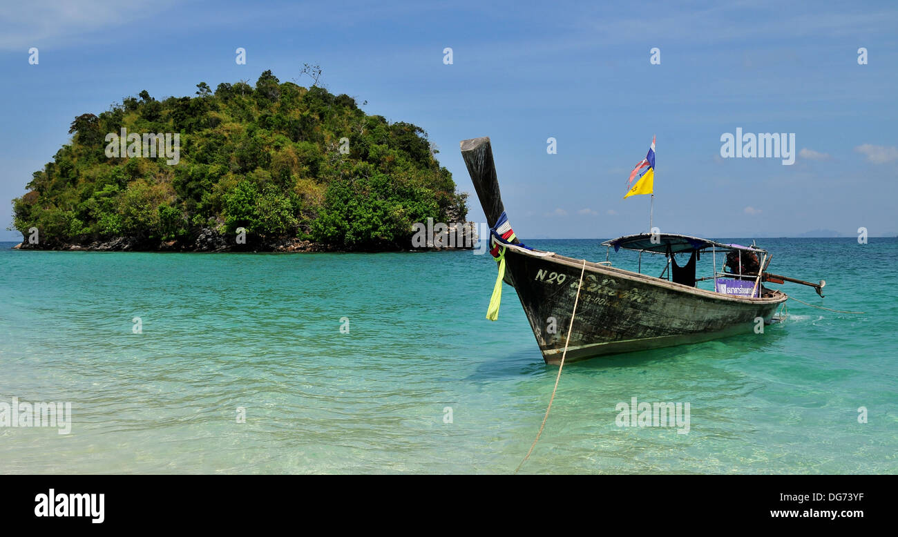 Îles et plages de la Thaïlande - Longtailed voile dans des eaux turquoise (Krabi) Banque D'Images