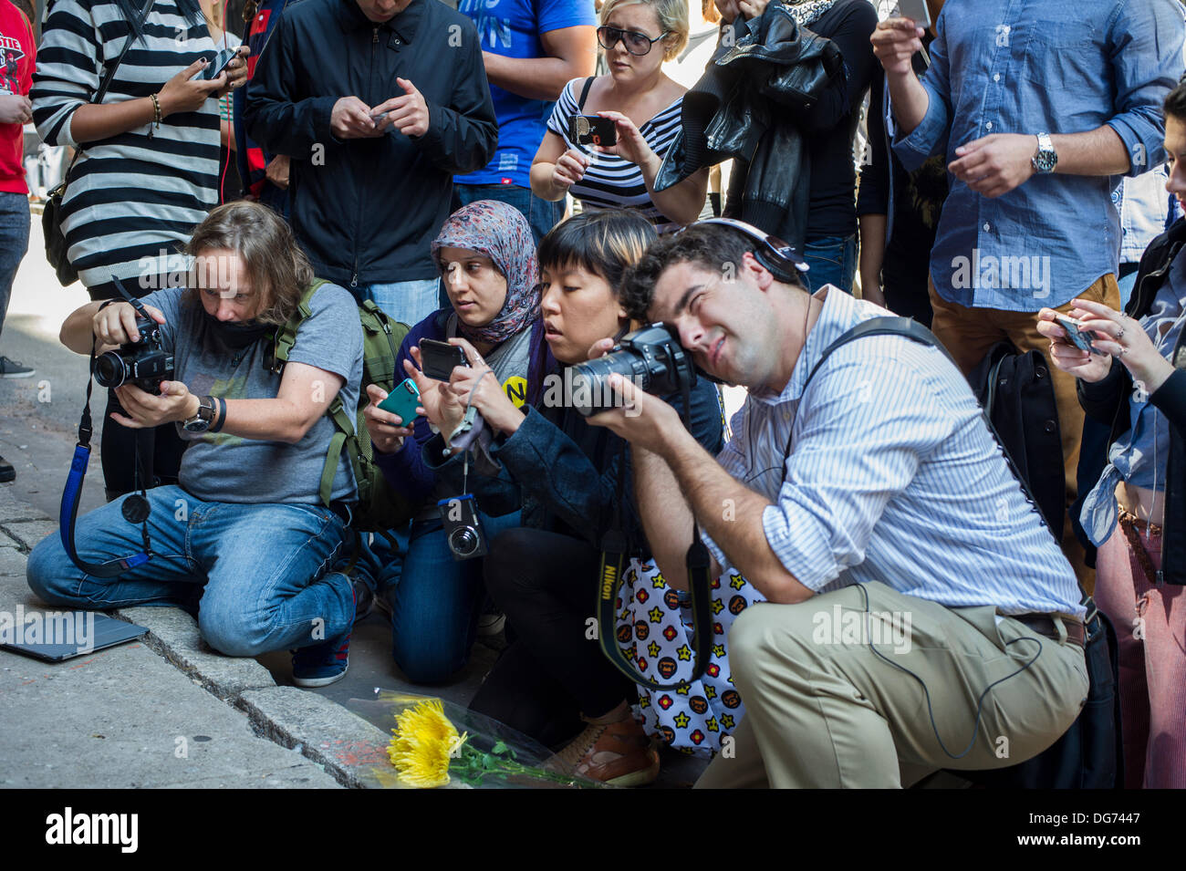 New York, USA. 15 octobre 2013. Les amateurs de street art affluent au quartier de Tribeca de New York le mardi, Octobre 15, 2013 à voir la quinzième tranche de graffiti de Banksy, l'art, 'Tribecca'. L'insaisissable artiste de rue, c'est la création d'œuvres autour de la ville chaque jour pendant le mois d'octobre et cette tranche montre une silhouette du World Trade Center avec une fleur en annexe. Credit : Frances Roberts/Alamy Live News Banque D'Images
