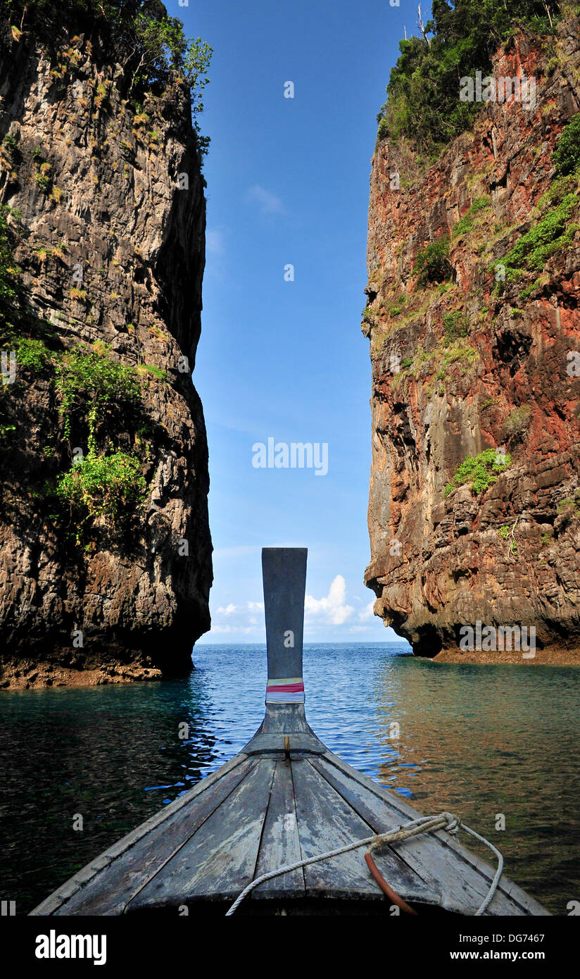 Autour de l'île Phi Phi - formations calcaires de la mer d'Andaman (Krabi, Thaïlande) Banque D'Images