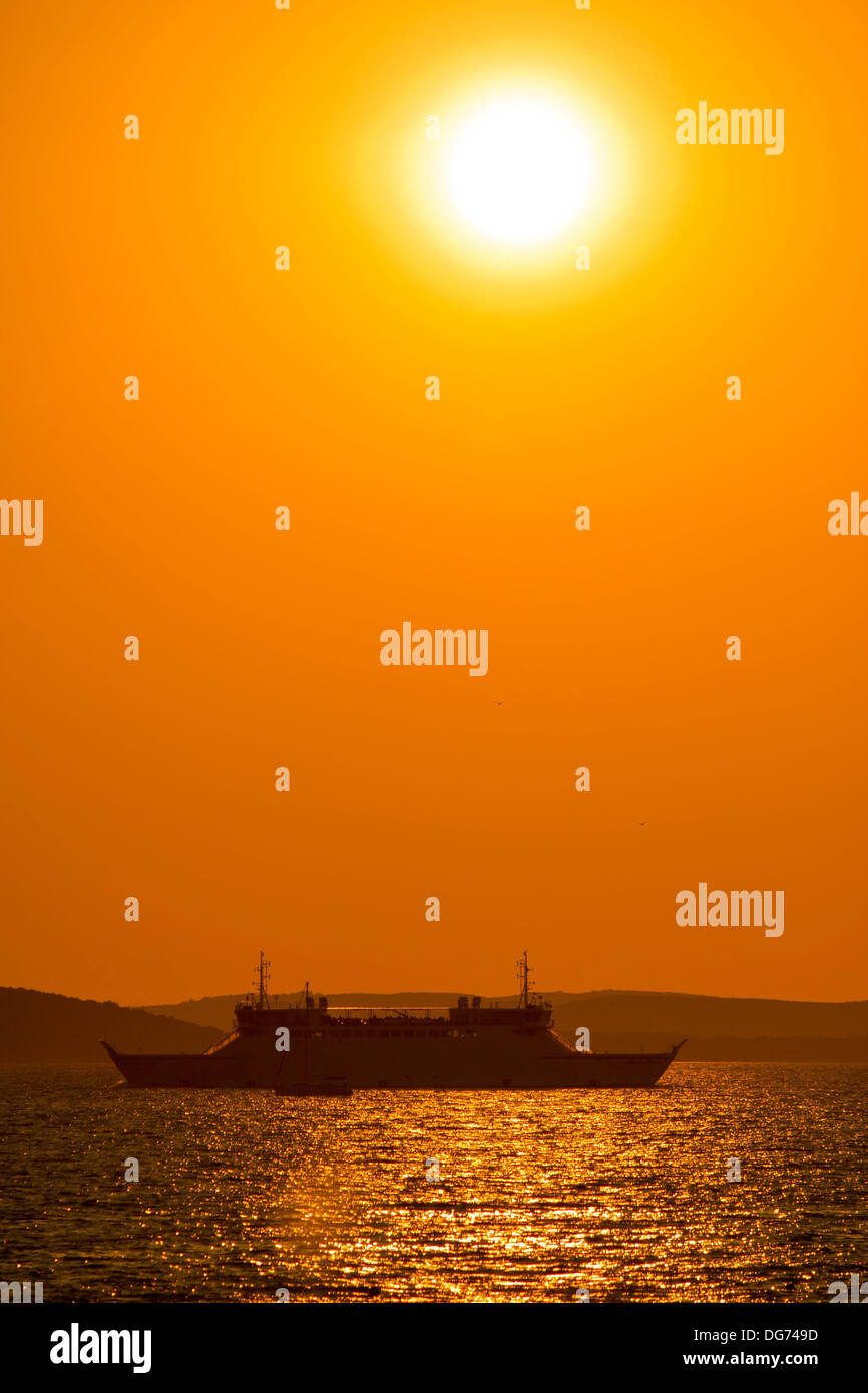 Ferry boat en vertu de golden sun sur mer, vue verticale Banque D'Images
