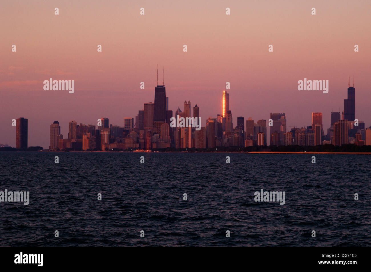 Chicago au lever du soleil depuis le port de Montrose. Banque D'Images