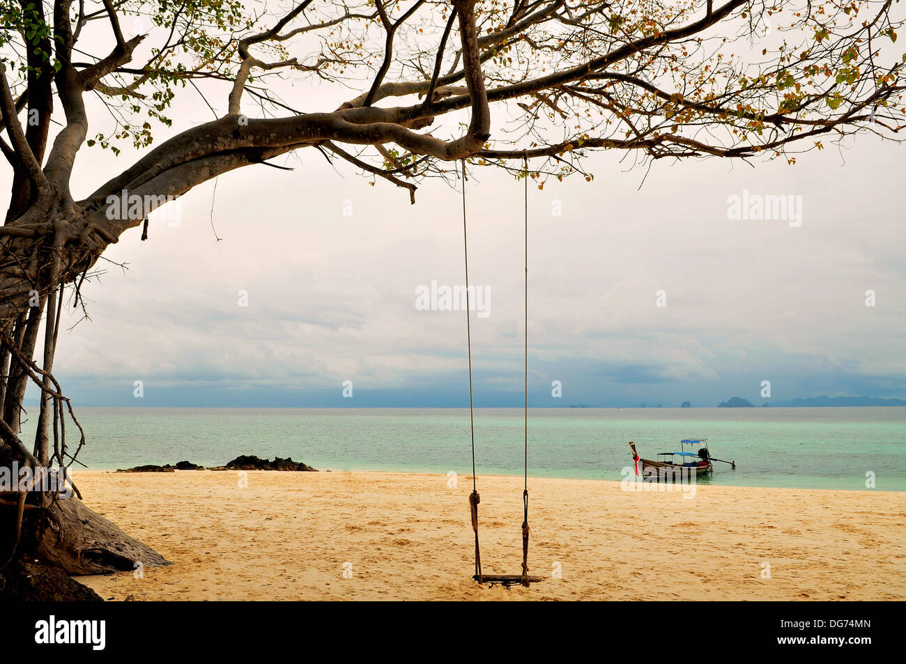 Îles et plages de la Thaïlande - balançoire en bois accrochée à l'arbre (Krabi) Banque D'Images