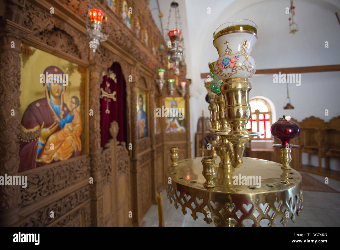 Plusieurs reliques de Jésus et ses prêtres dans une église orthodoxe, Santorin, Grèce 2013. Banque D'Images