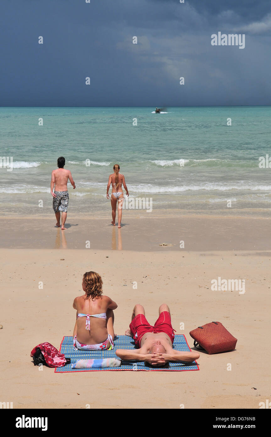 Îles et plages de la Thaïlande - Couple relaxing on Railay Beach (Krabi) Banque D'Images