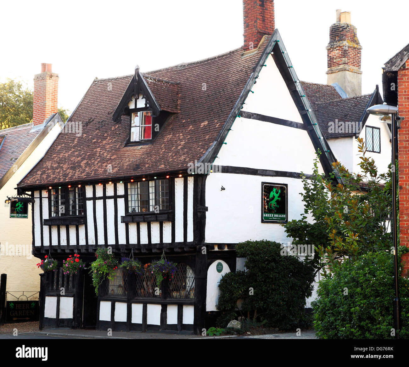 Wymondham, Norfolk, le Green Dragon Tavern, inn, pub, milieu 15e siècle bâtiment à colombages, England UK les pubs Anglais tavernes auberges Banque D'Images