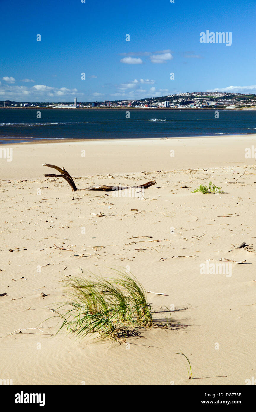 Aberavon Beach, Port Talbot, avec vue sur la Baie de Swansea, Pays de Galles du Sud. Banque D'Images