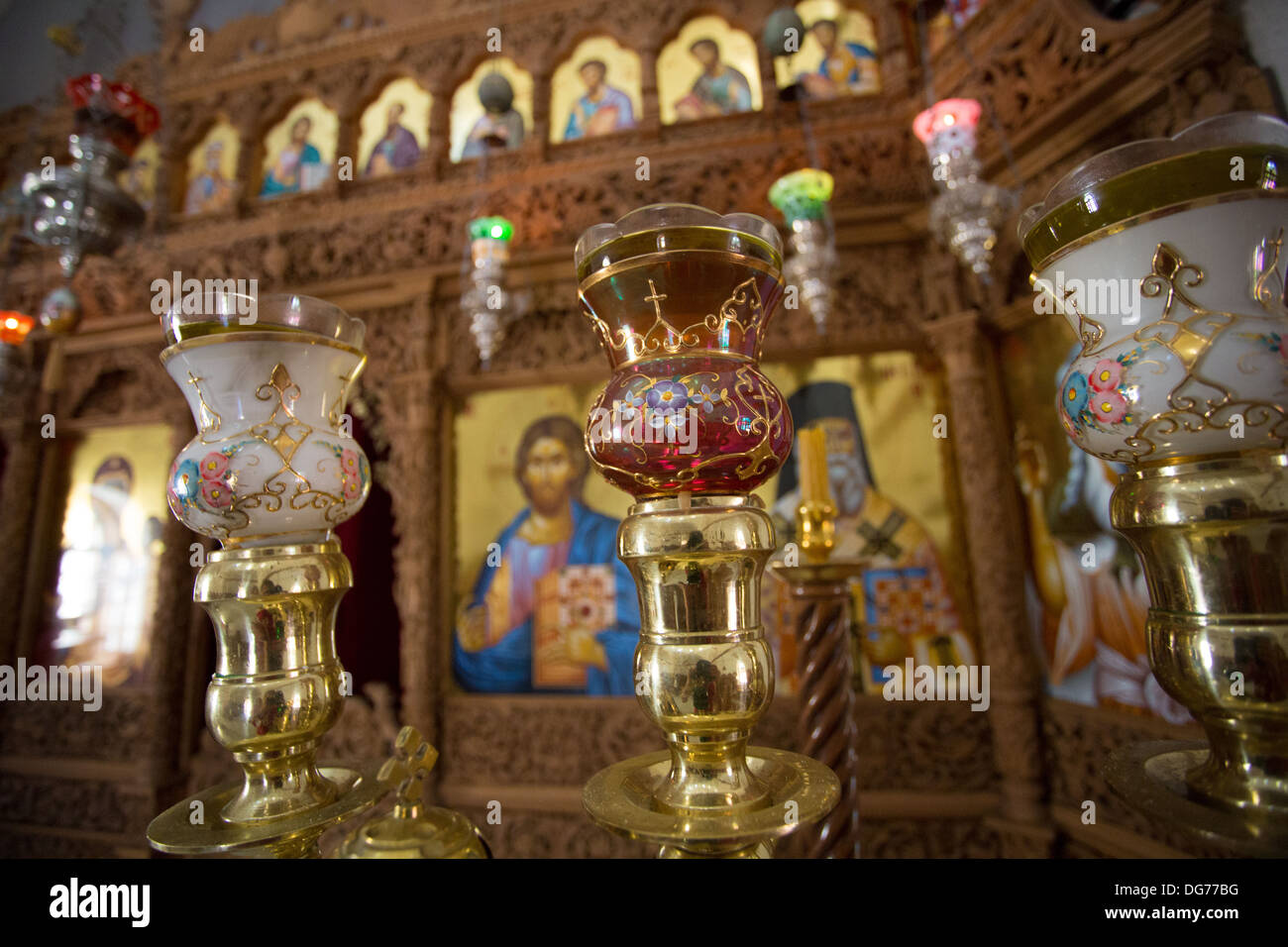 Plusieurs reliques de Jésus et ses prêtres dans une église orthodoxe, Santorin, Grèce 2013. Banque D'Images
