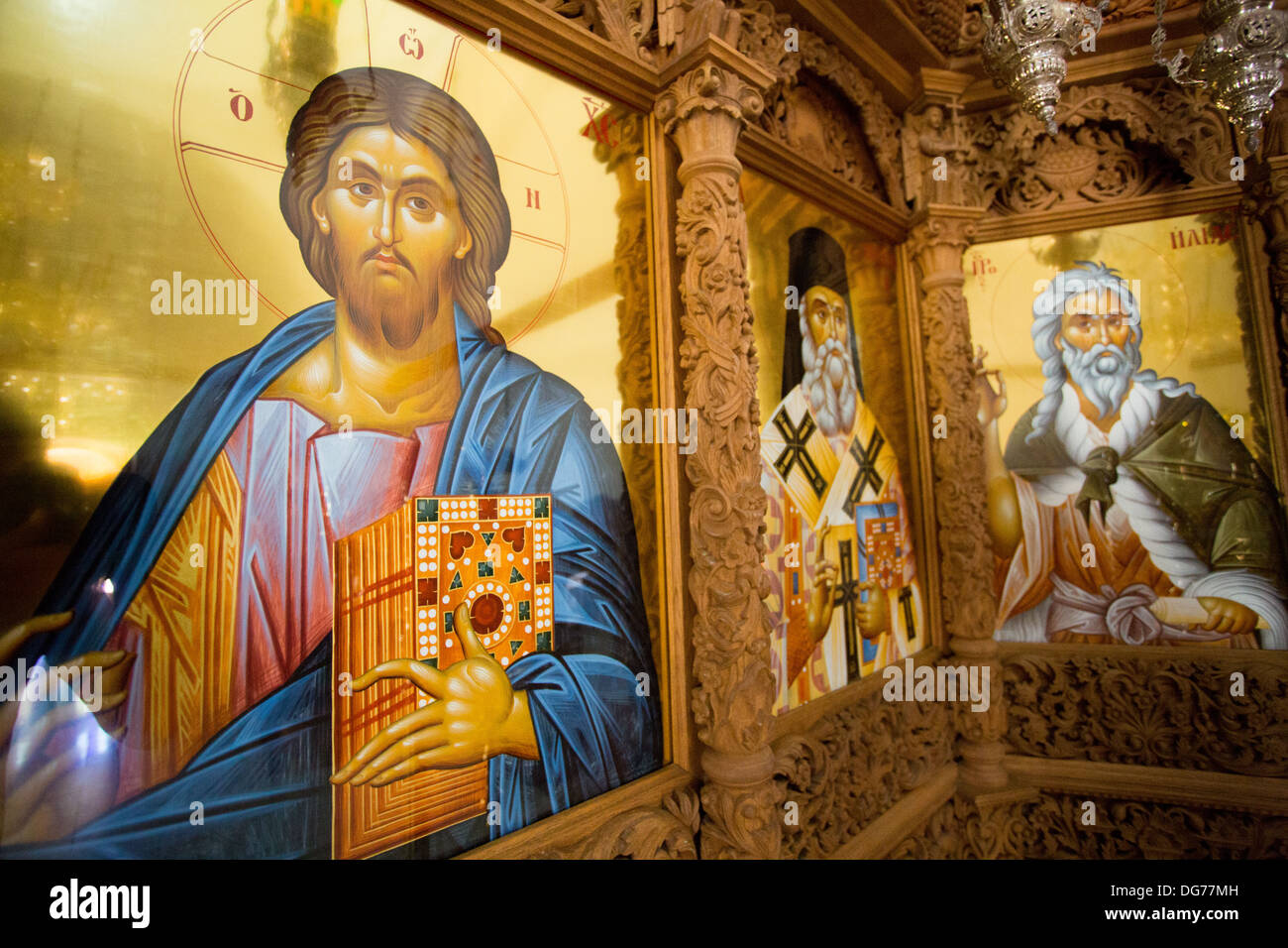 Plusieurs reliques de Jésus et ses prêtres dans une église orthodoxe, Santorin, Grèce 2013. Banque D'Images