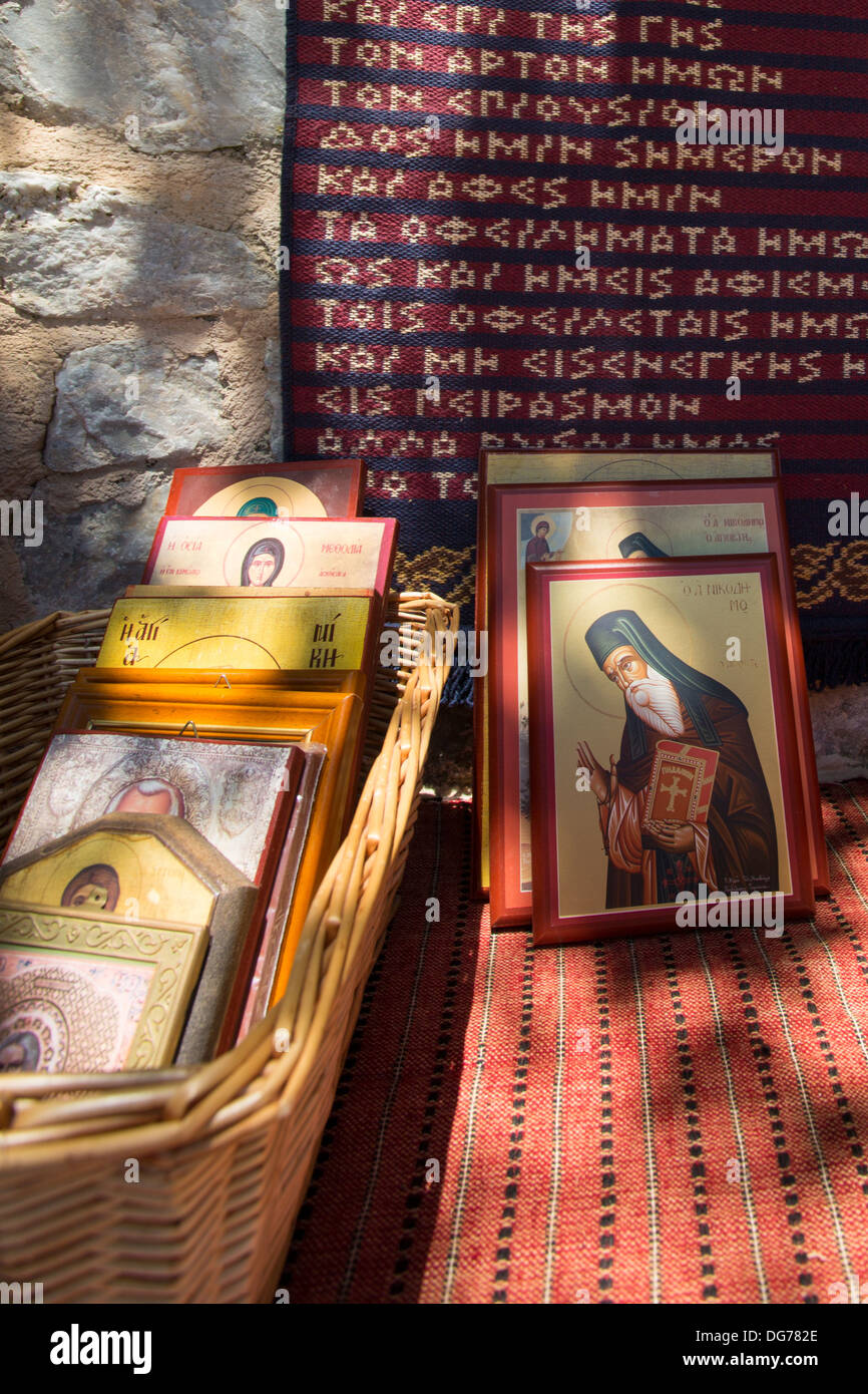 Icônes religieuses à vendre à l'entrée d'une église à Santorin, Grèce, Banque D'Images