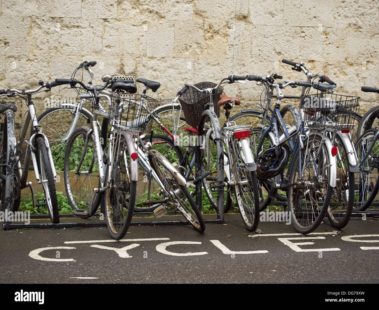 Les vélos garés dans la rue, Oxford, Angleterre Banque D'Images